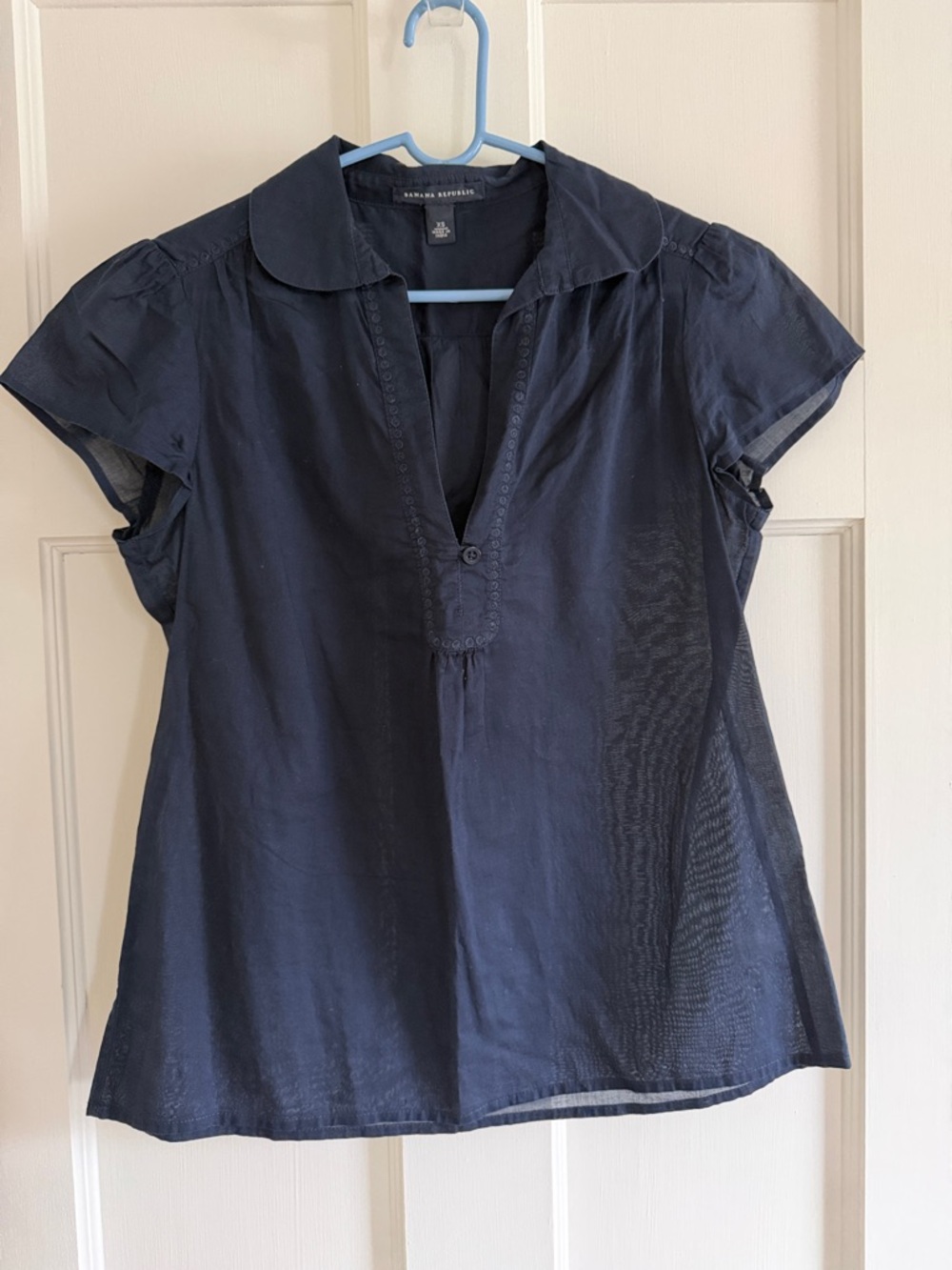 🌀Banana Republic navy blue semi-sheer cotton top. Size XS.
